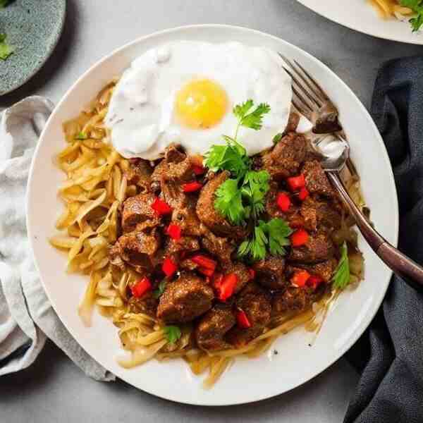 Картофель с мясом в сметанном соусе